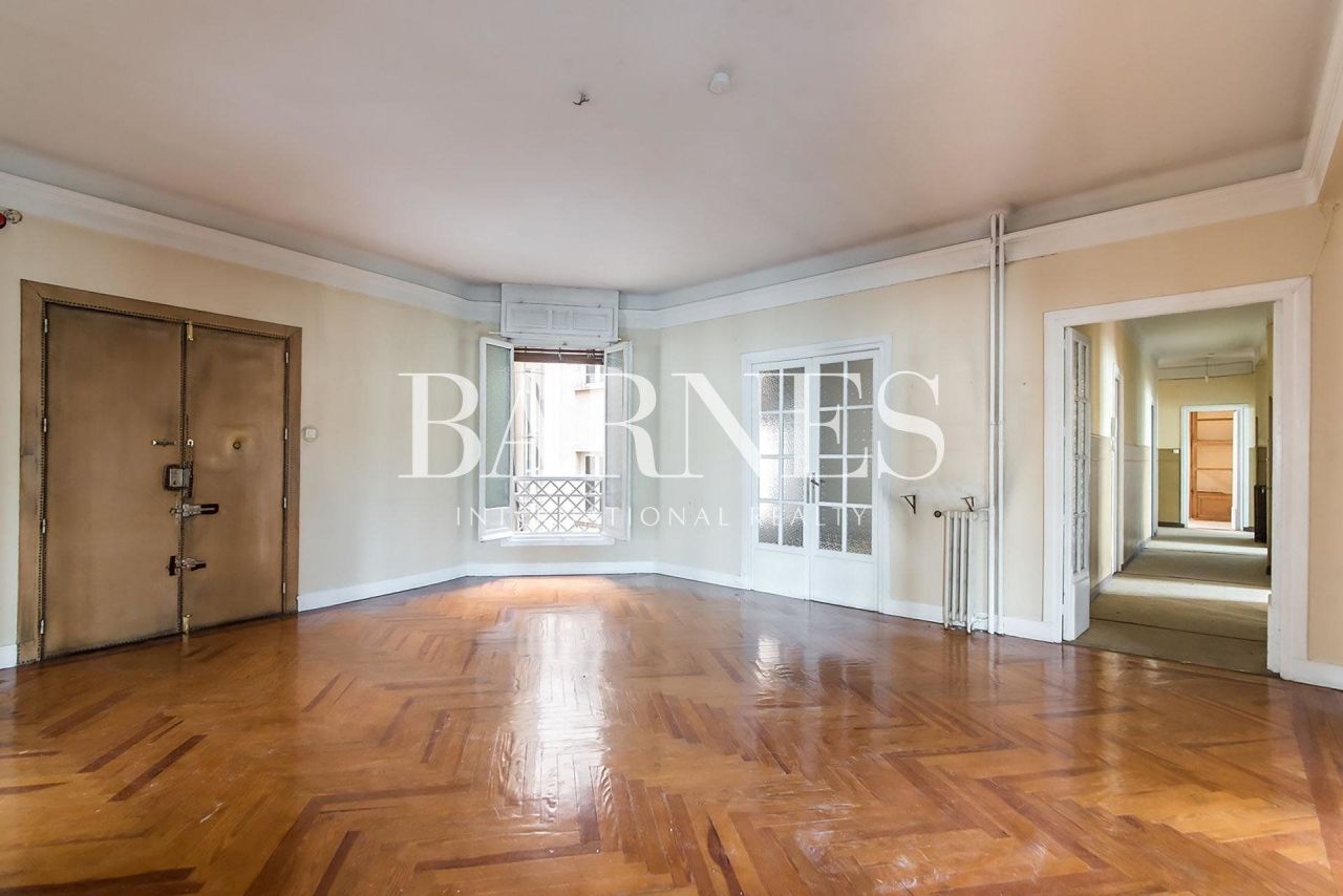 Flat in Madrid, Spain, 440 sq.m - picture 1