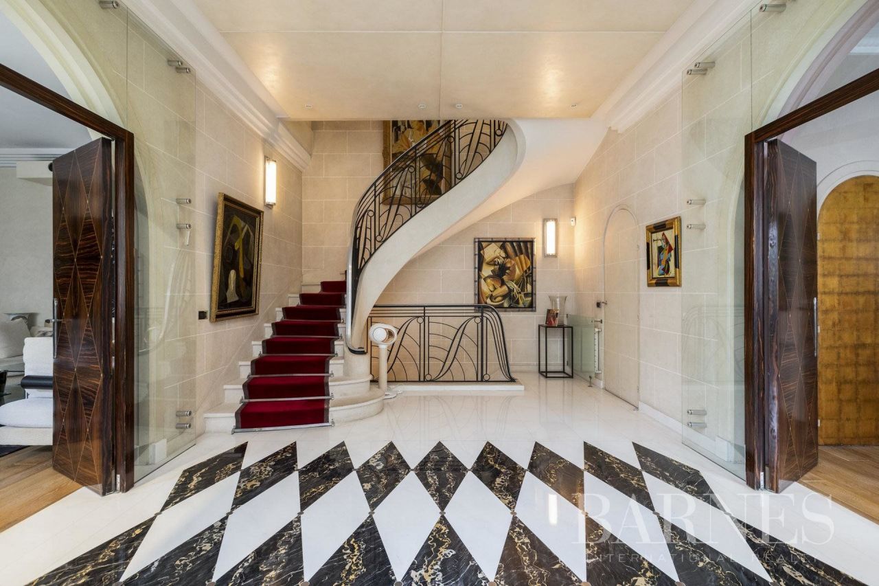 Mansion in Neuilly-sur-Seine, France, 335 sq.m - picture 1