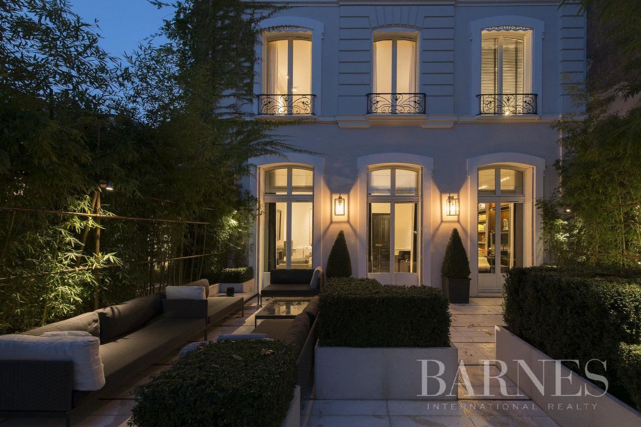 Mansion in 16th arrondissement of Paris, France, 570 sq.m - picture 1