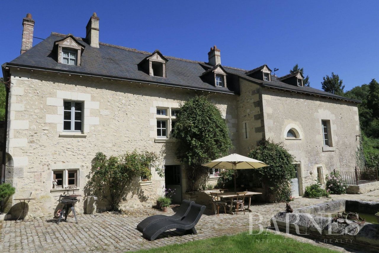 House in Tours, France, 180 450 sq.m - picture 1