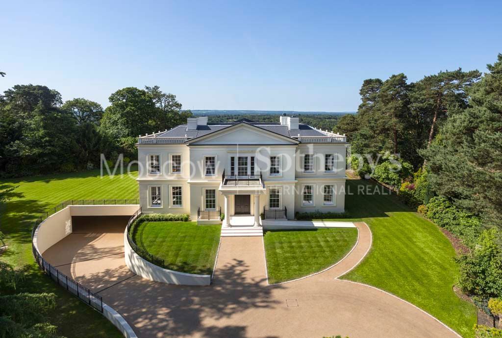 Mansion in London, United Kingdom, 1 400 sq.m - picture 1