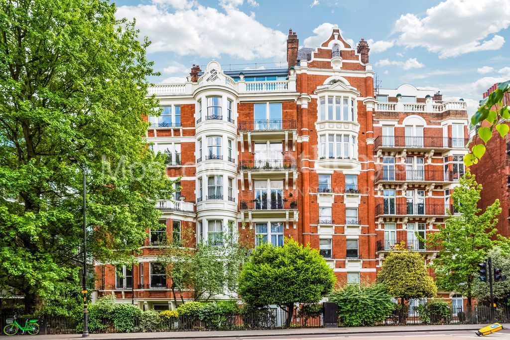 Apartment in London, United Kingdom, 202 sq.m - picture 1