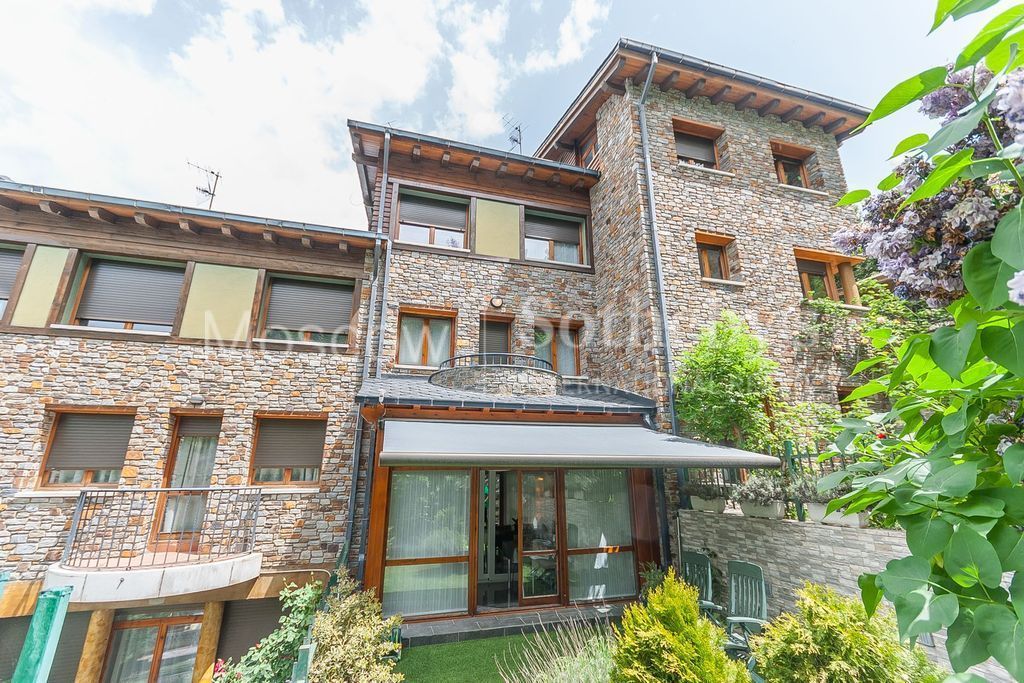 Villa in Les Escaldes, Andorra, 389 sq.m - picture 1
