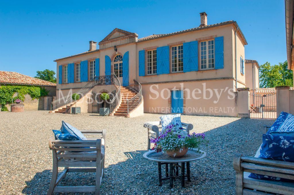 Villa in Aquitaine, France, 540 sq.m - picture 1