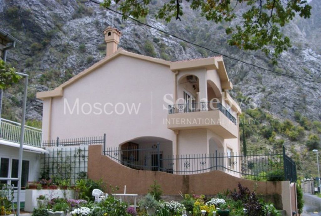 House in Orahovac, Montenegro, 180 sq.m - picture 1