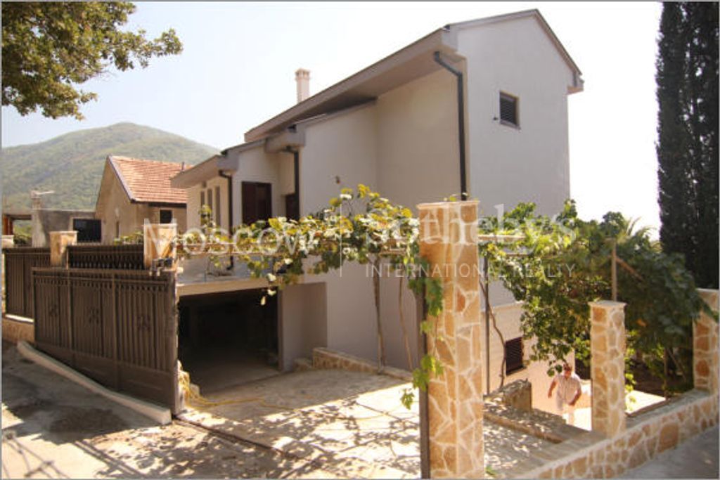 Villa in Lastva, Montenegro, 233 m2 - Foto 1