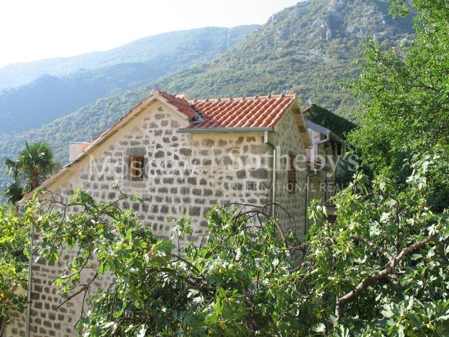 House in Dobrota, Montenegro, 360 sq.m - picture 1