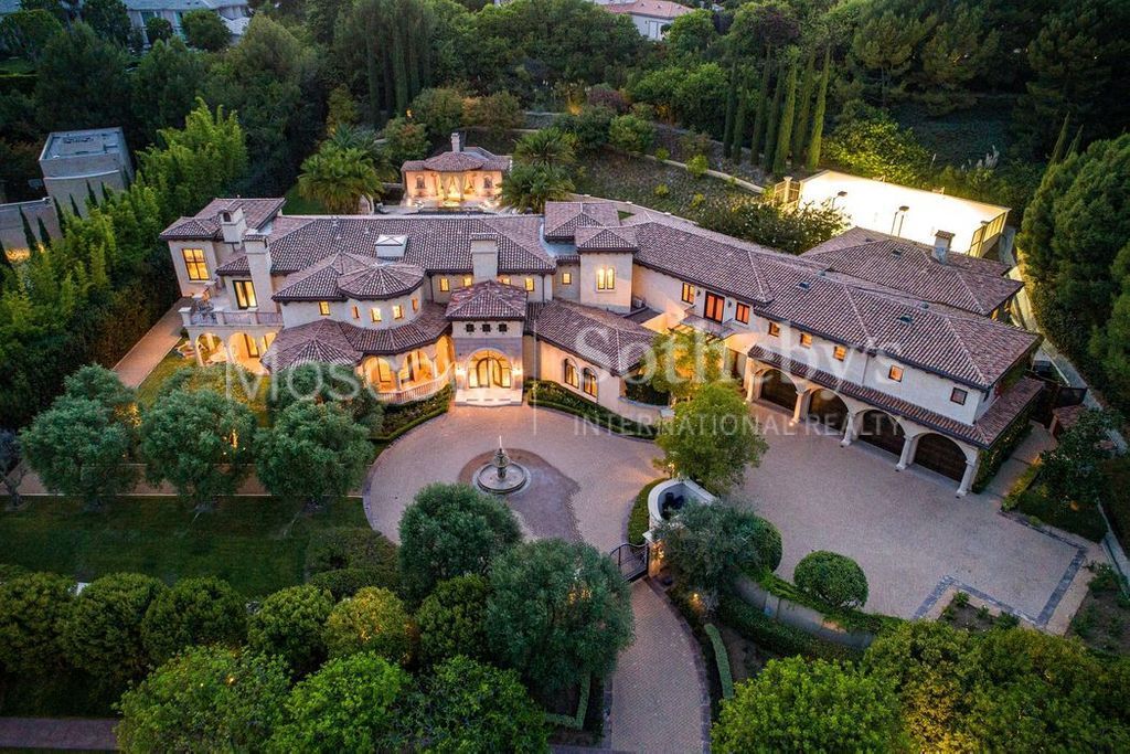 Villa à Beverly Hills, États-Unis, 746 m2 - image 1