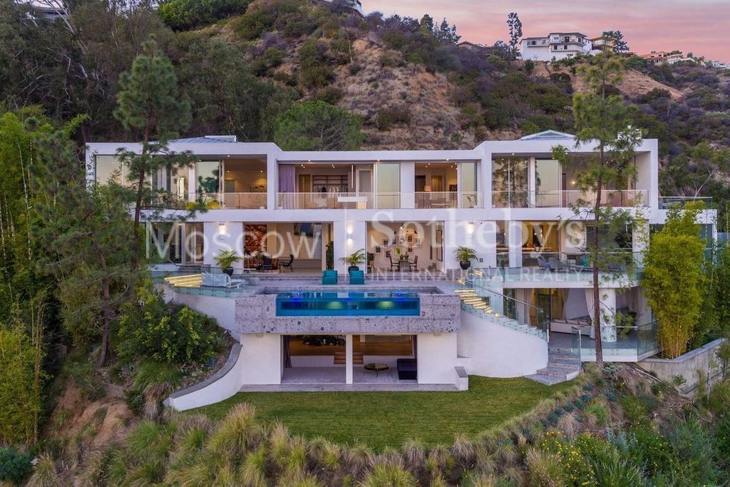 Villa à Los Angeles, États-Unis, 928 m2 - image 1