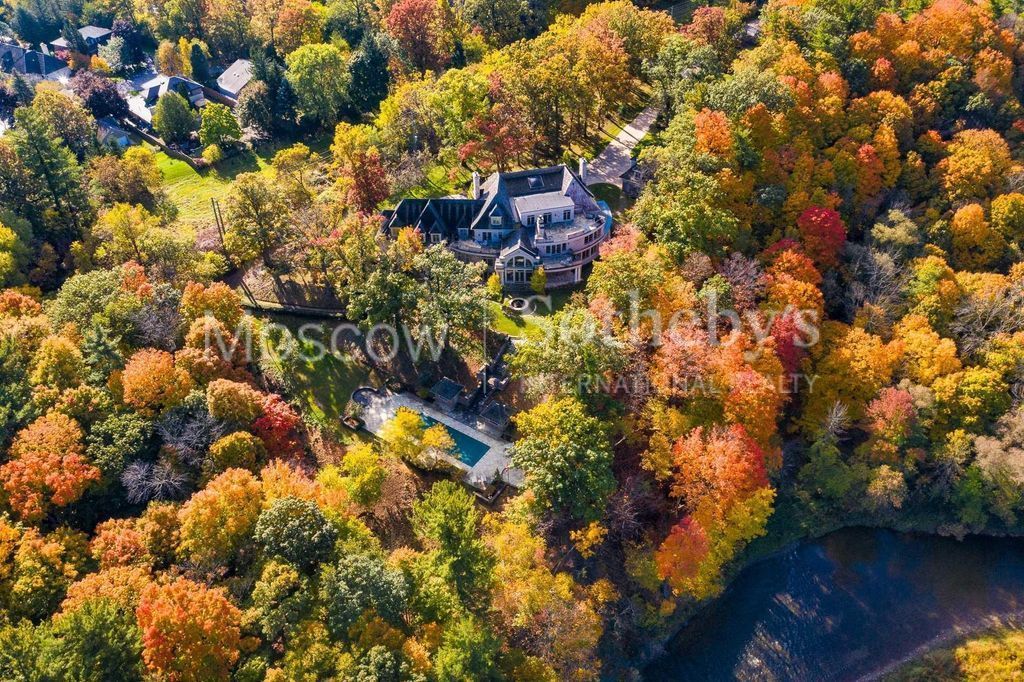 Mansion in Mississauga, Canada, 1 672 sq.m - picture 1