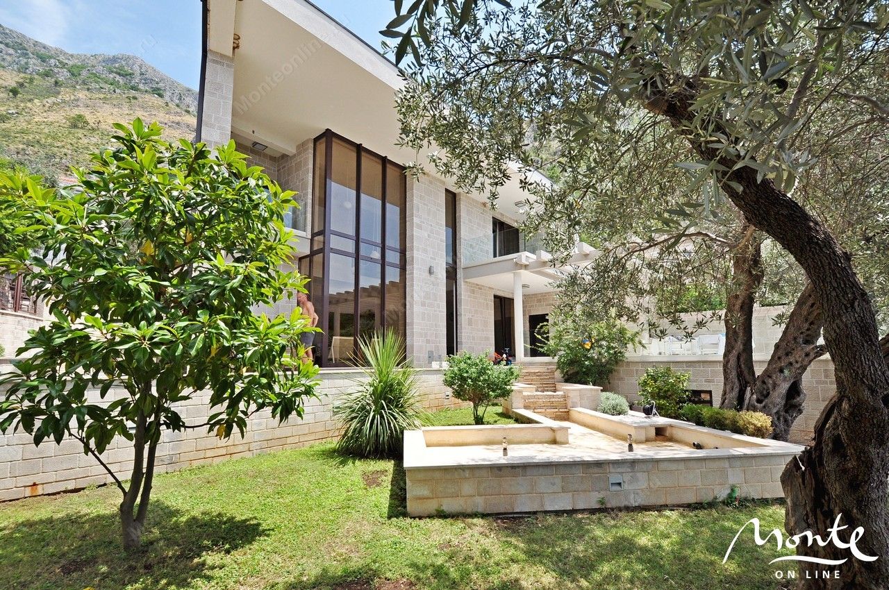 Villa in Rezevici, Montenegro, 340 sq.m - picture 1