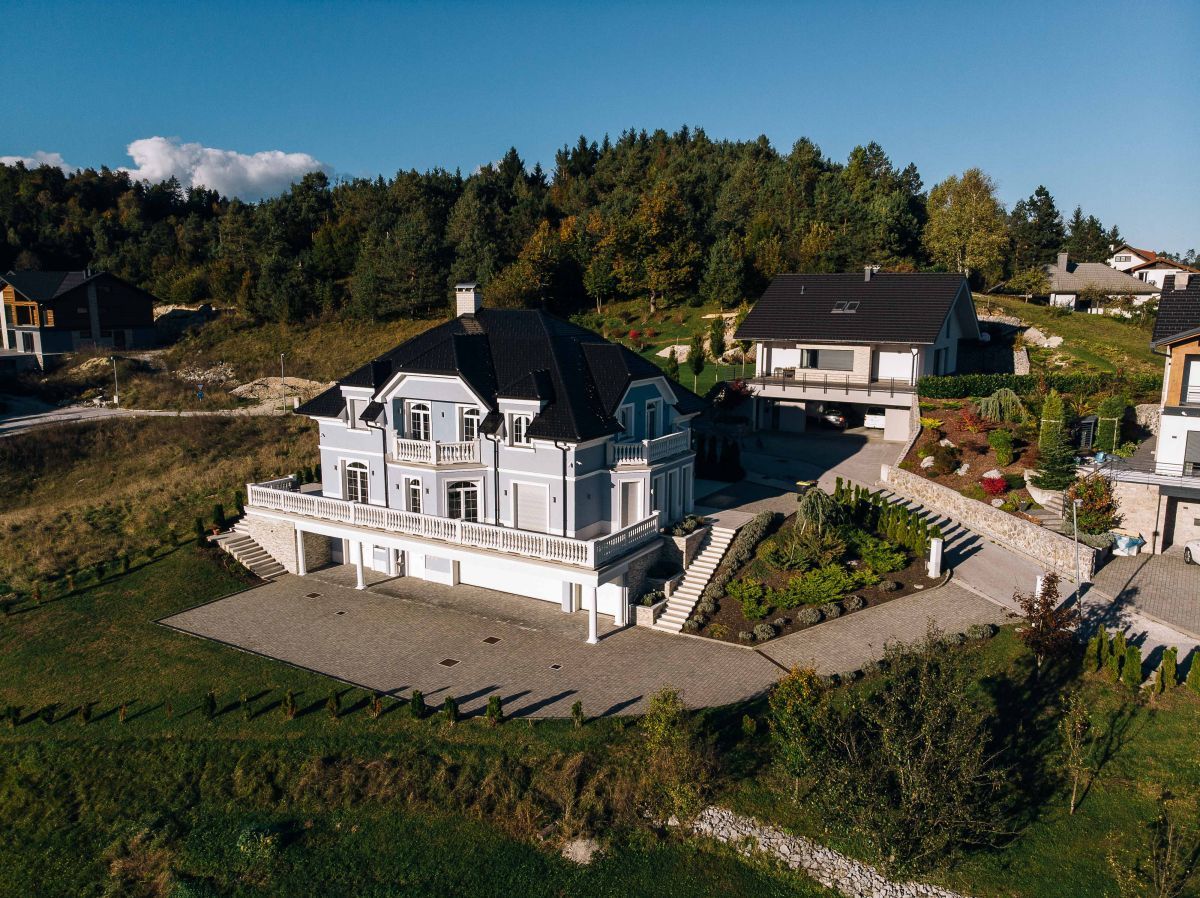 Casa en Logatec, Eslovenia, 476.8 m2 - imagen 1