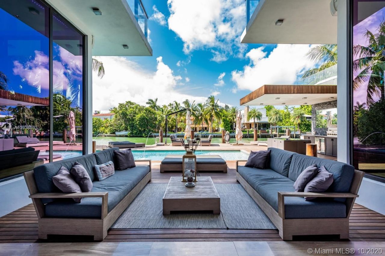 Villa in Miami, USA, 500 sq.m - picture 1