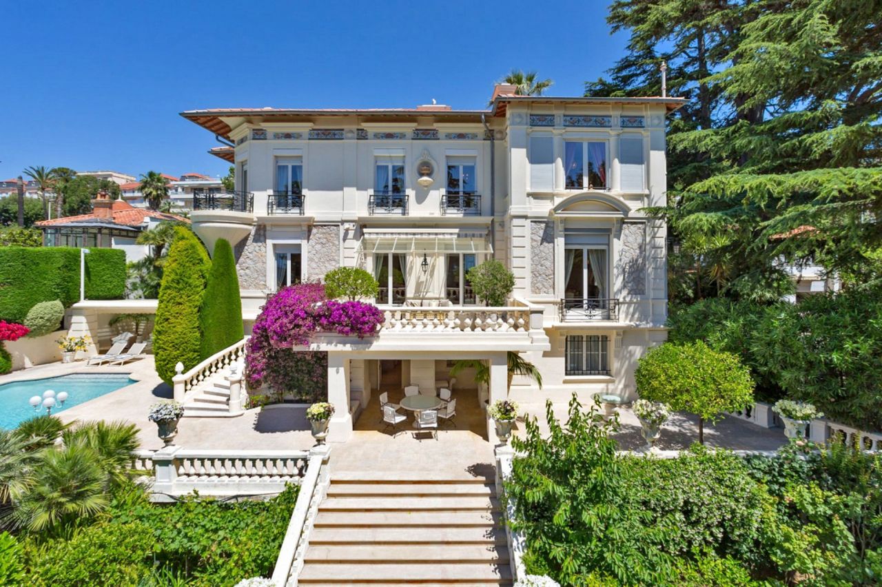 Villa in Cannes, France, 770 sq.m - picture 1