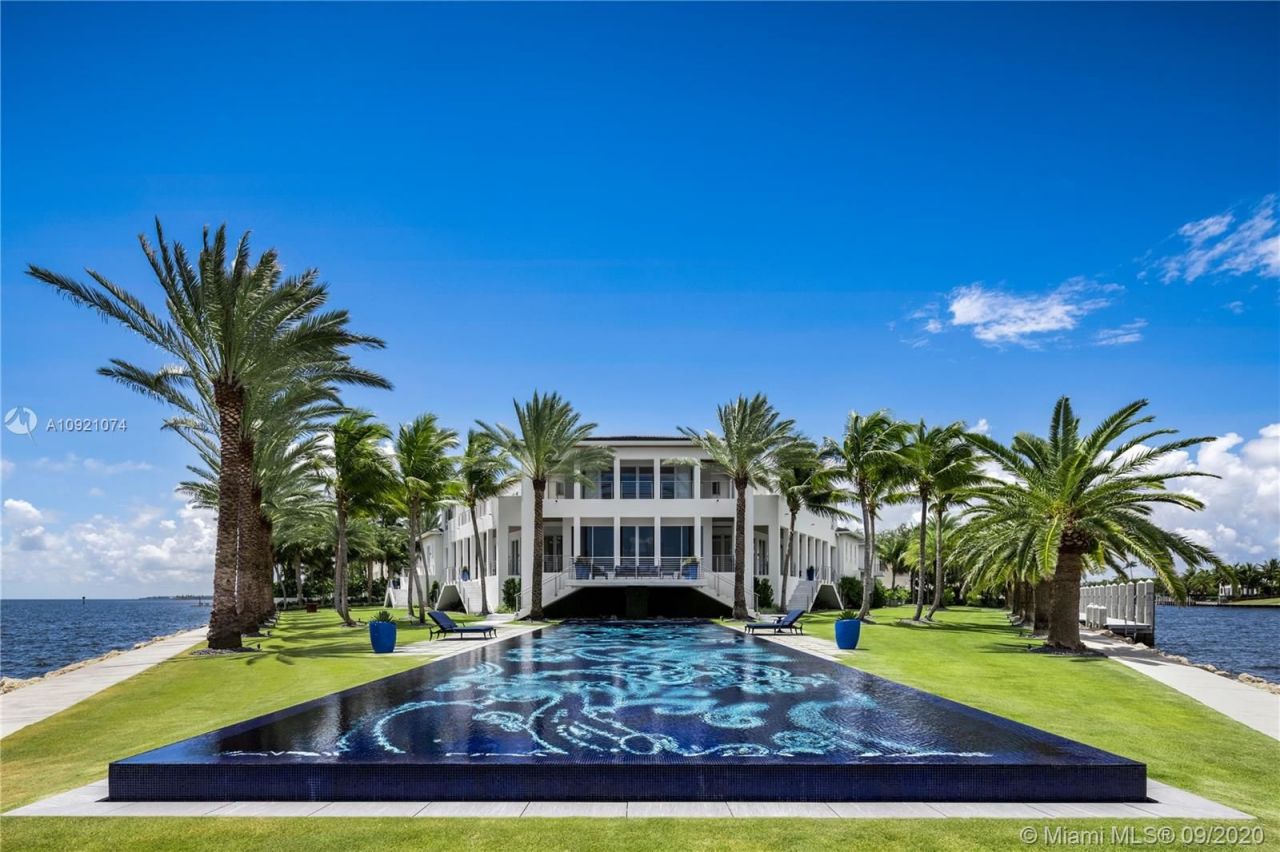 Villa in Miami, USA, 1 800 m² - picture 1