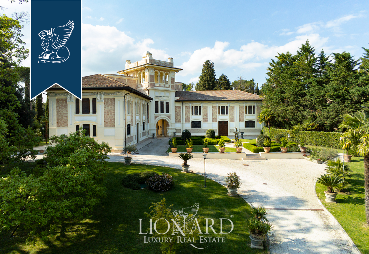 Villa en Macerata, Italia, 2 000 m2 - imagen 1