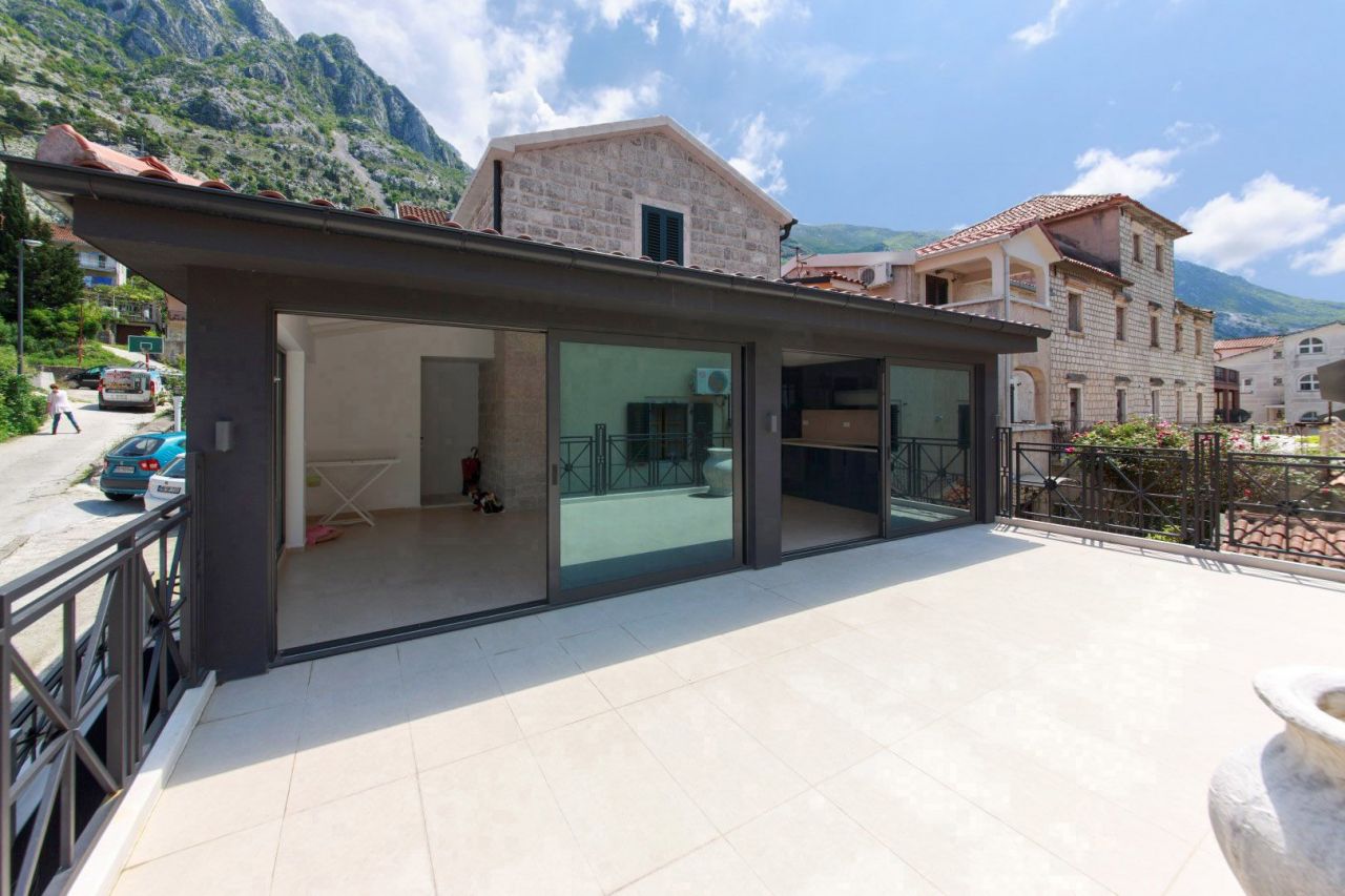 House in Dobrota, Montenegro, 250 sq.m - picture 1