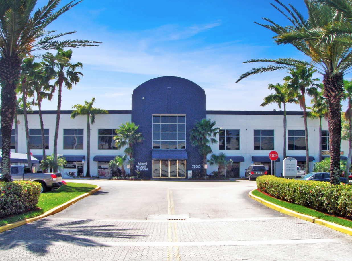 Office in Miami, USA, 600 sq.m - picture 1