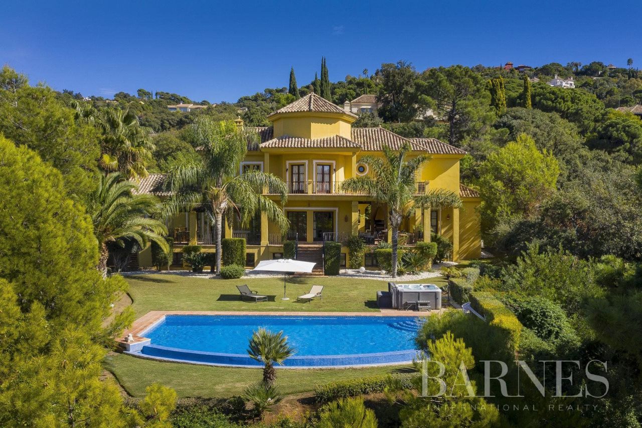 House in Benahavis, Spain, 981.03 sq.m - picture 1