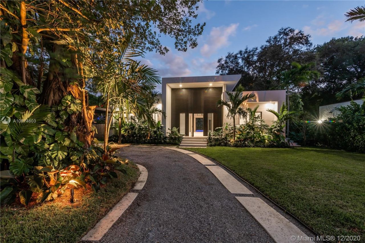 Villa à Miami, États-Unis, 250 m2 - image 1