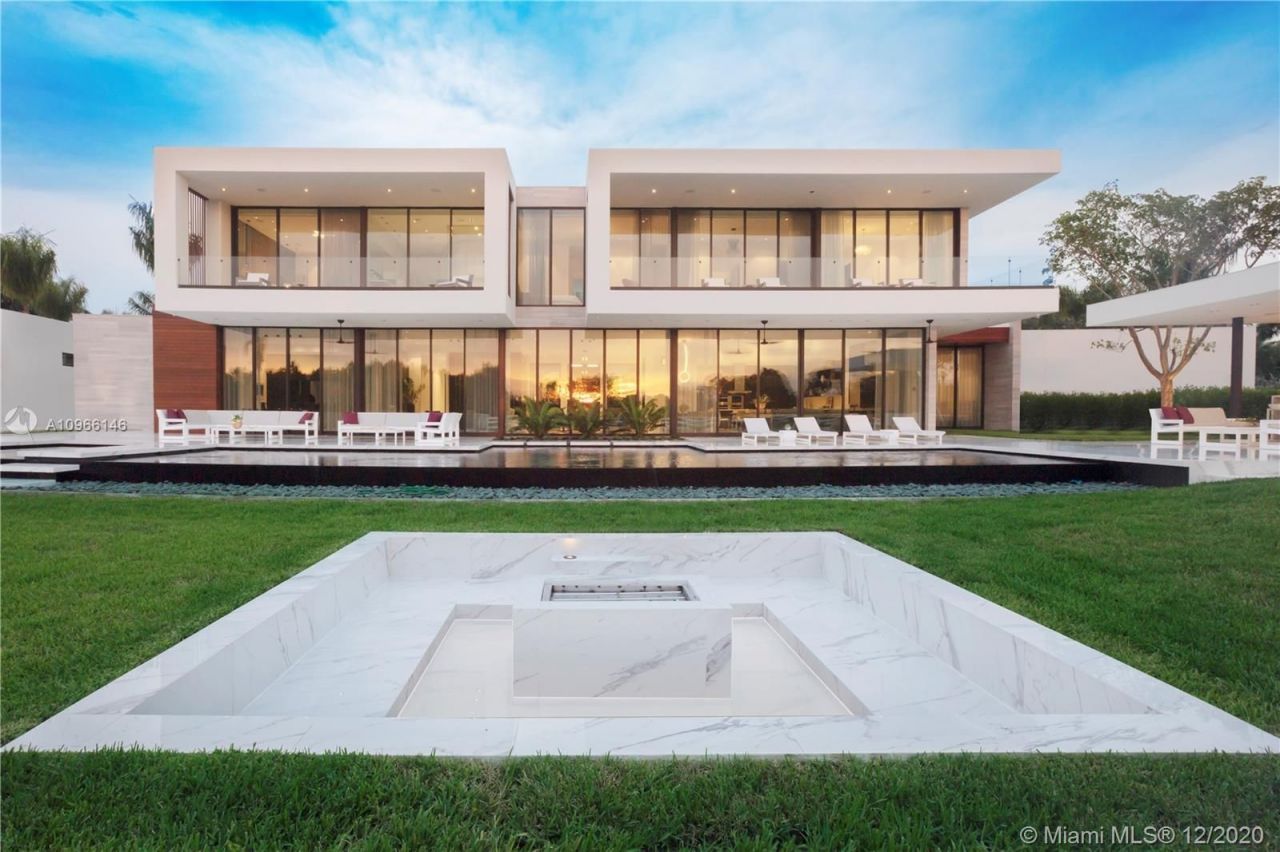 Villa in Miami, USA, 900 sq.m - picture 1