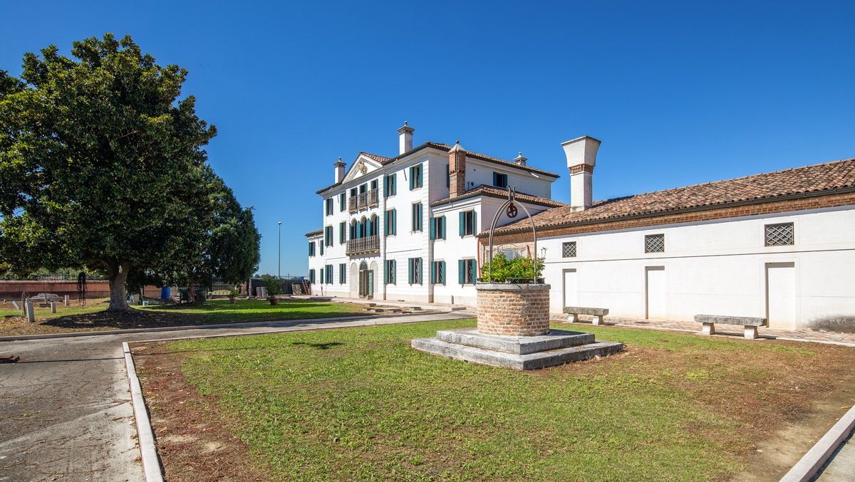 Villa en Ferrara, Italia, 825 m2 - imagen 1
