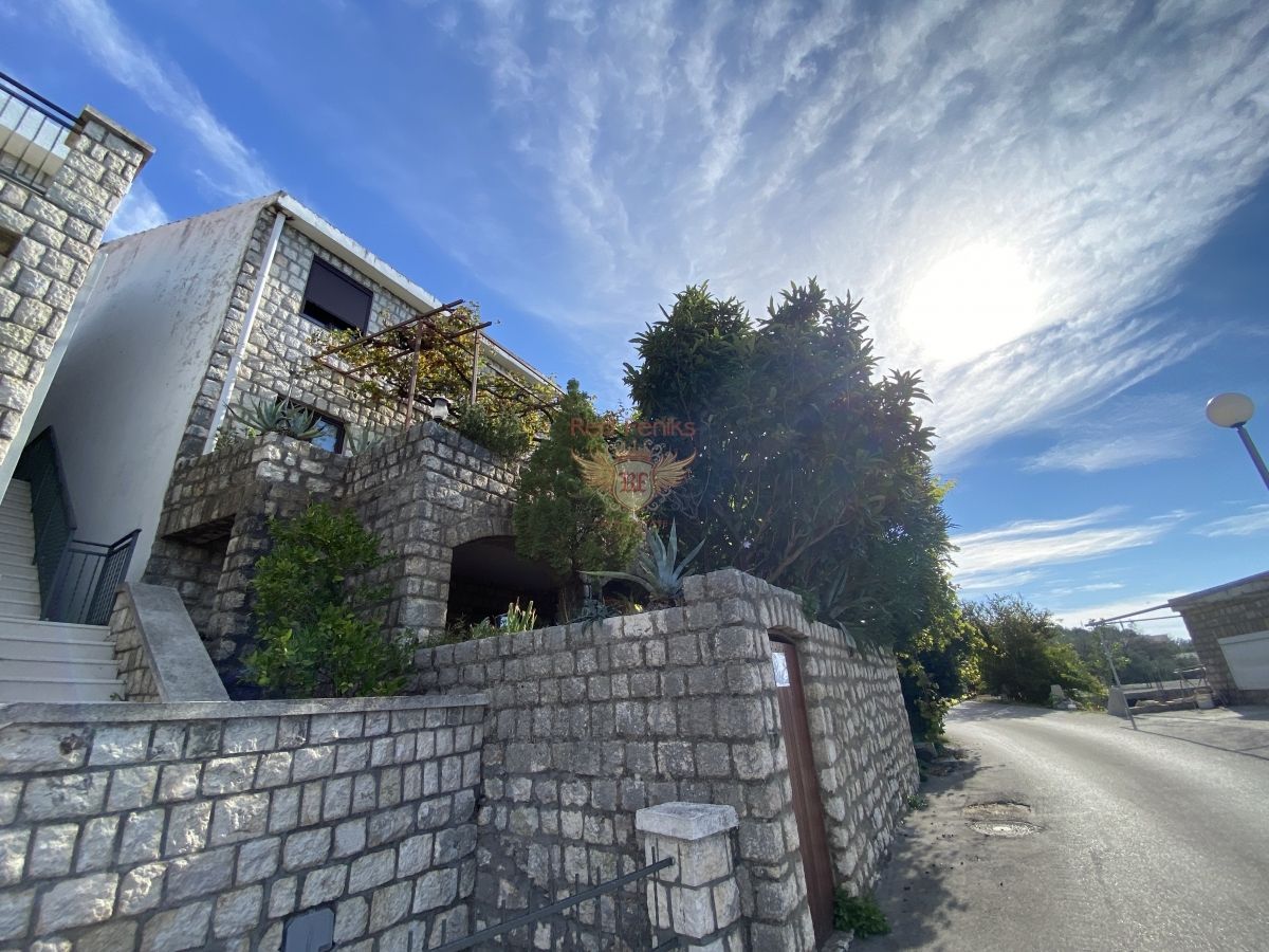 House in Budva, Montenegro, 200 sq.m - picture 1