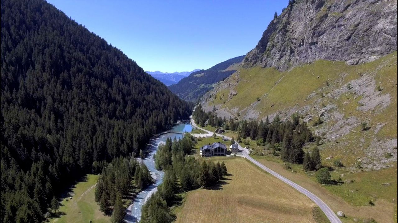Chalet en Haute Savoie, France, 1 278 m2 - image 1