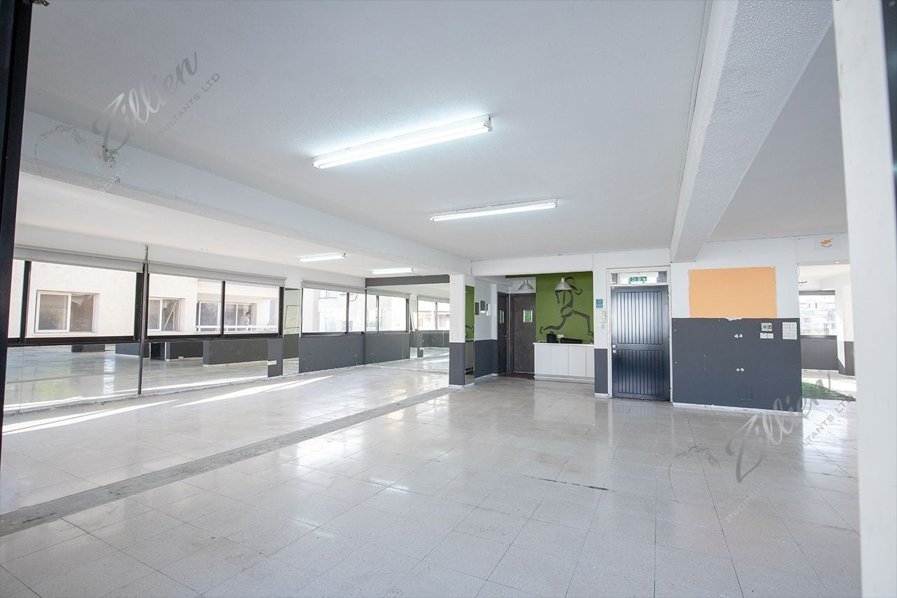 Oficina en Limasol, Chipre, 238 m2 - imagen 1