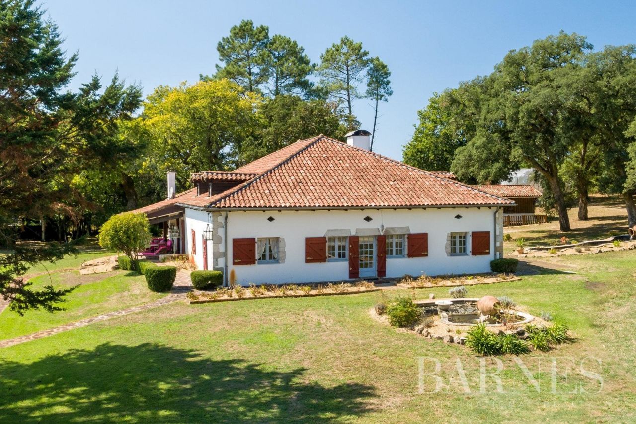 House in Landes, France, 315 sq.m - picture 1