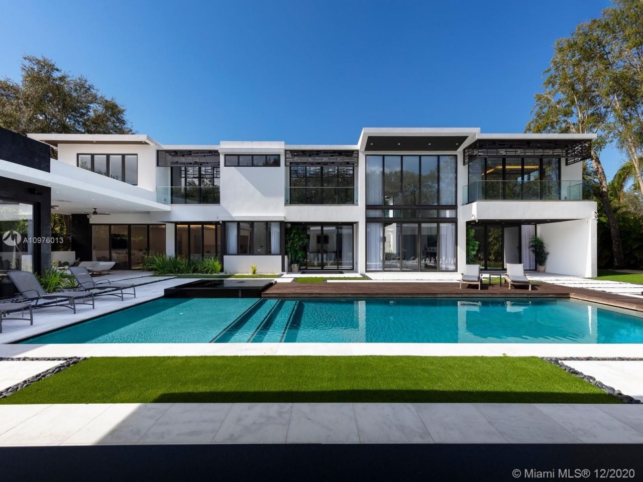 Villa à Miami, États-Unis, 900 m2 - image 1