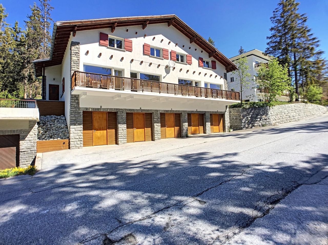 House in Crans-Montana, Switzerland, 330 sq.m - picture 1