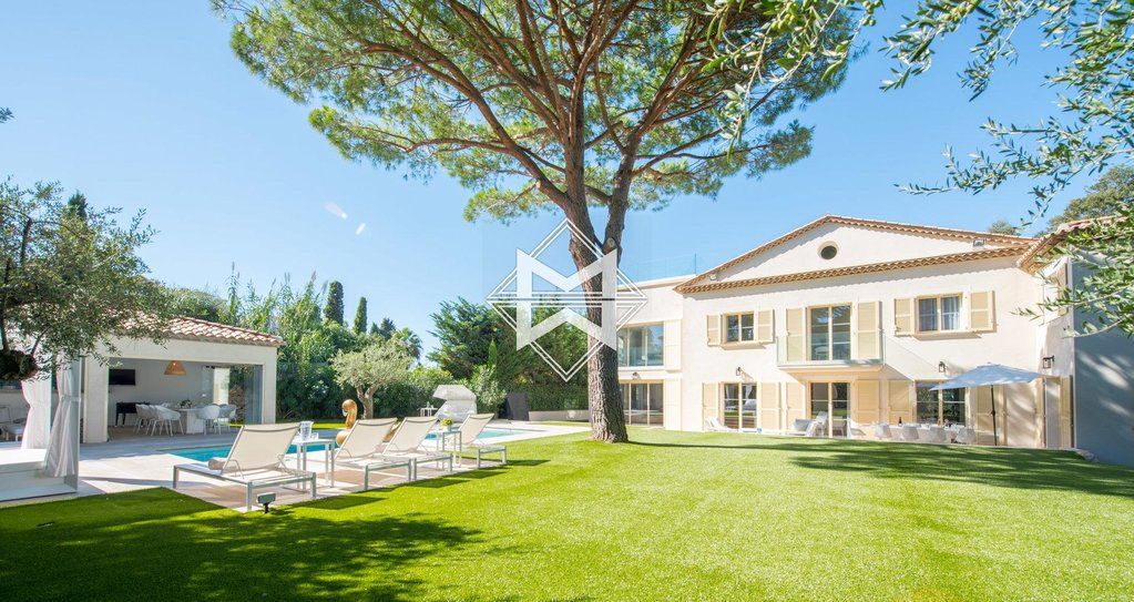 Villa in Saint-Tropez, France, 450 sq.m - picture 1