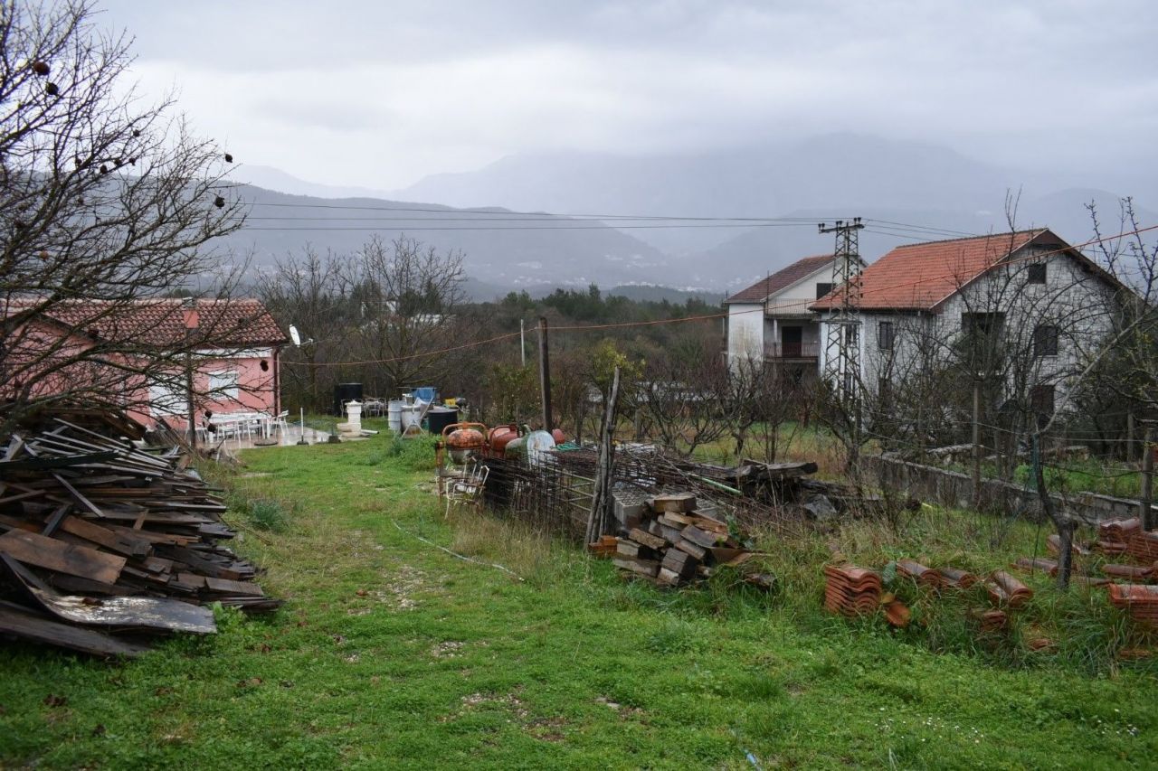 Terreno en Tivat, Montenegro, 1 800 m2 - imagen 1