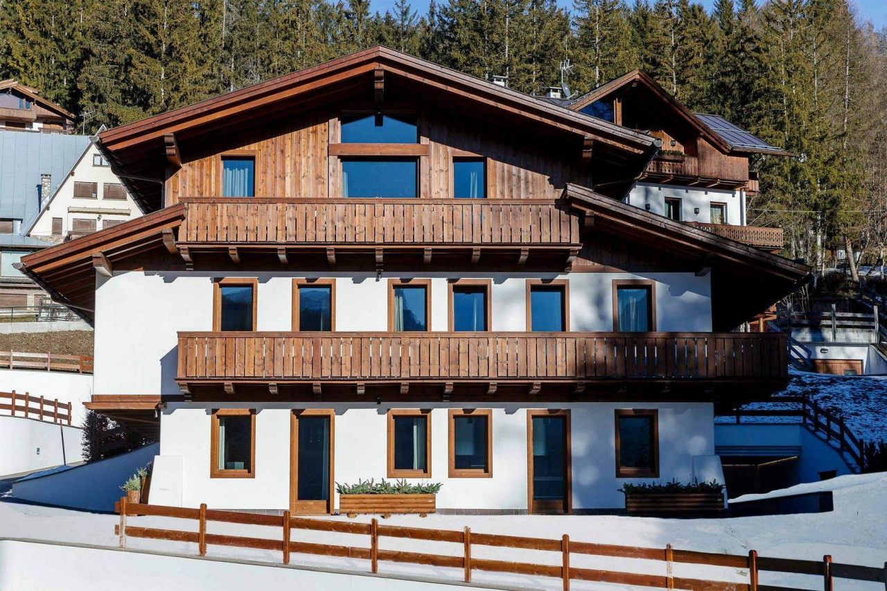 Maison Cortina d'Ampezzo, Italie, 760 m2 - image 1