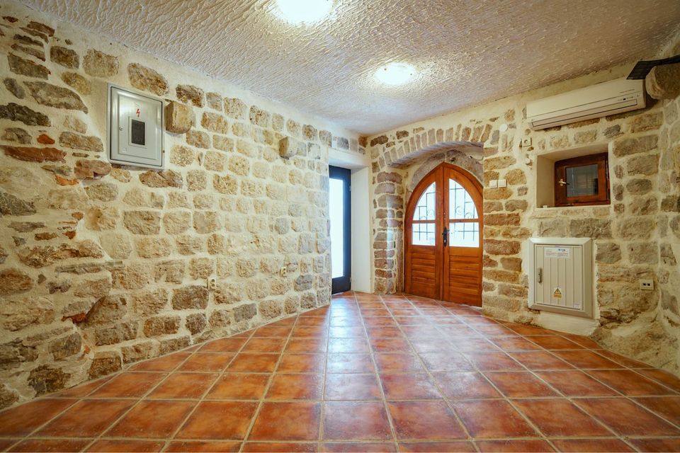 Bureau à Kotor, Monténégro, 31 m2 - image 1