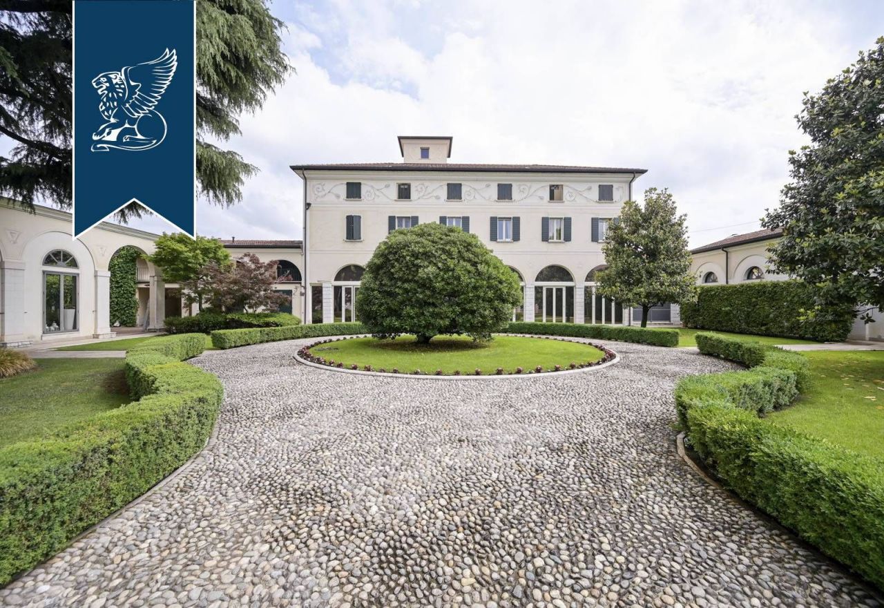 Villa à Brescia, Italie, 1 200 m2 - image 1