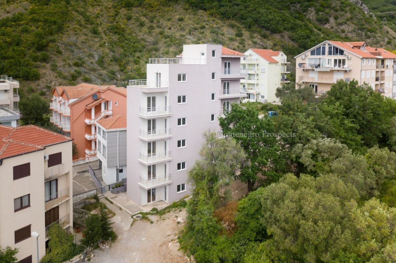 Commercial apartment building in Budva, Montenegro, 558 sq.m - picture 1