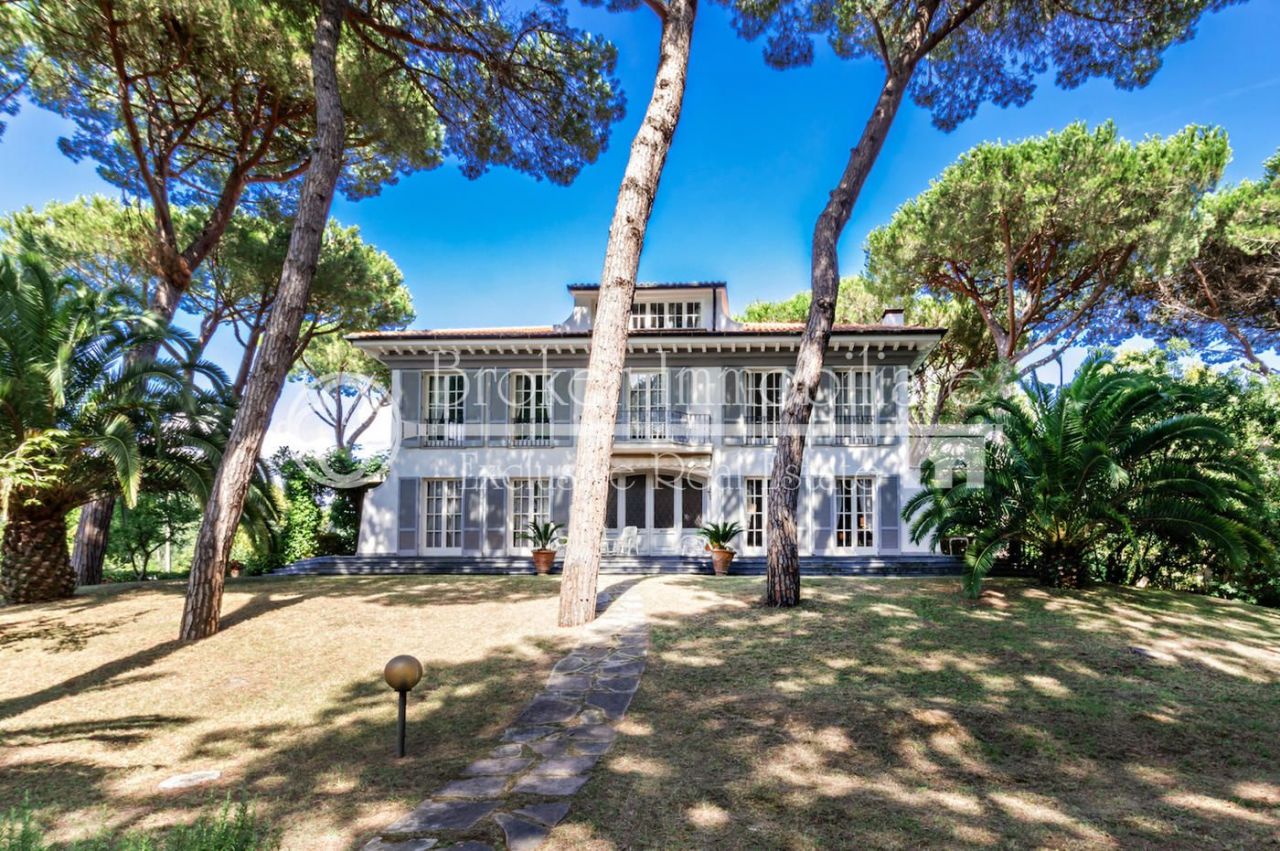 Villa in Massa, Italy, 600 sq.m - picture 1