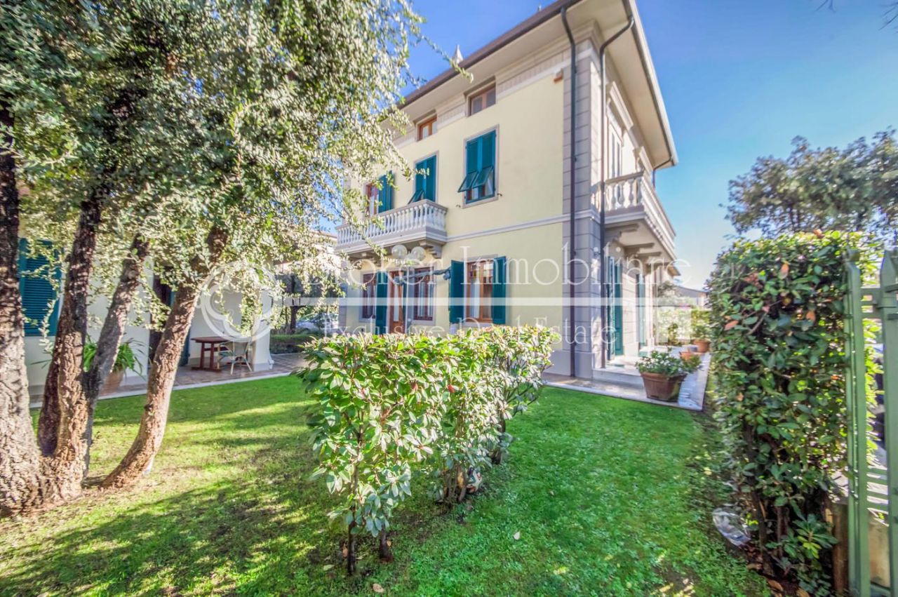 Villa en Camaiore, Italia, 425 m2 - imagen 1