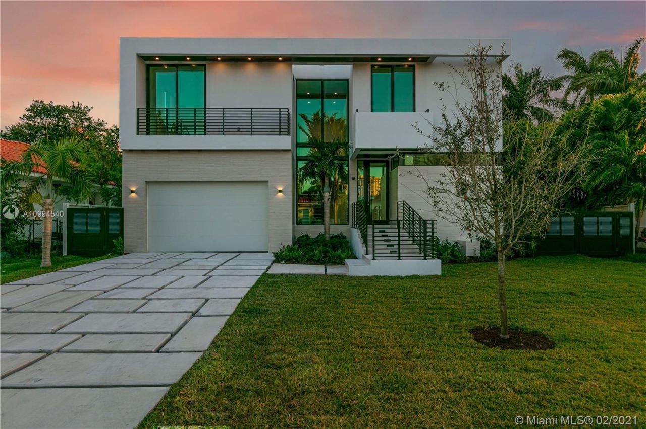 Villa à Miami, États-Unis, 420 m² - image 1