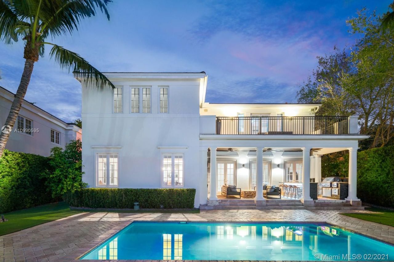 Villa à Miami, États-Unis, 300 m2 - image 1