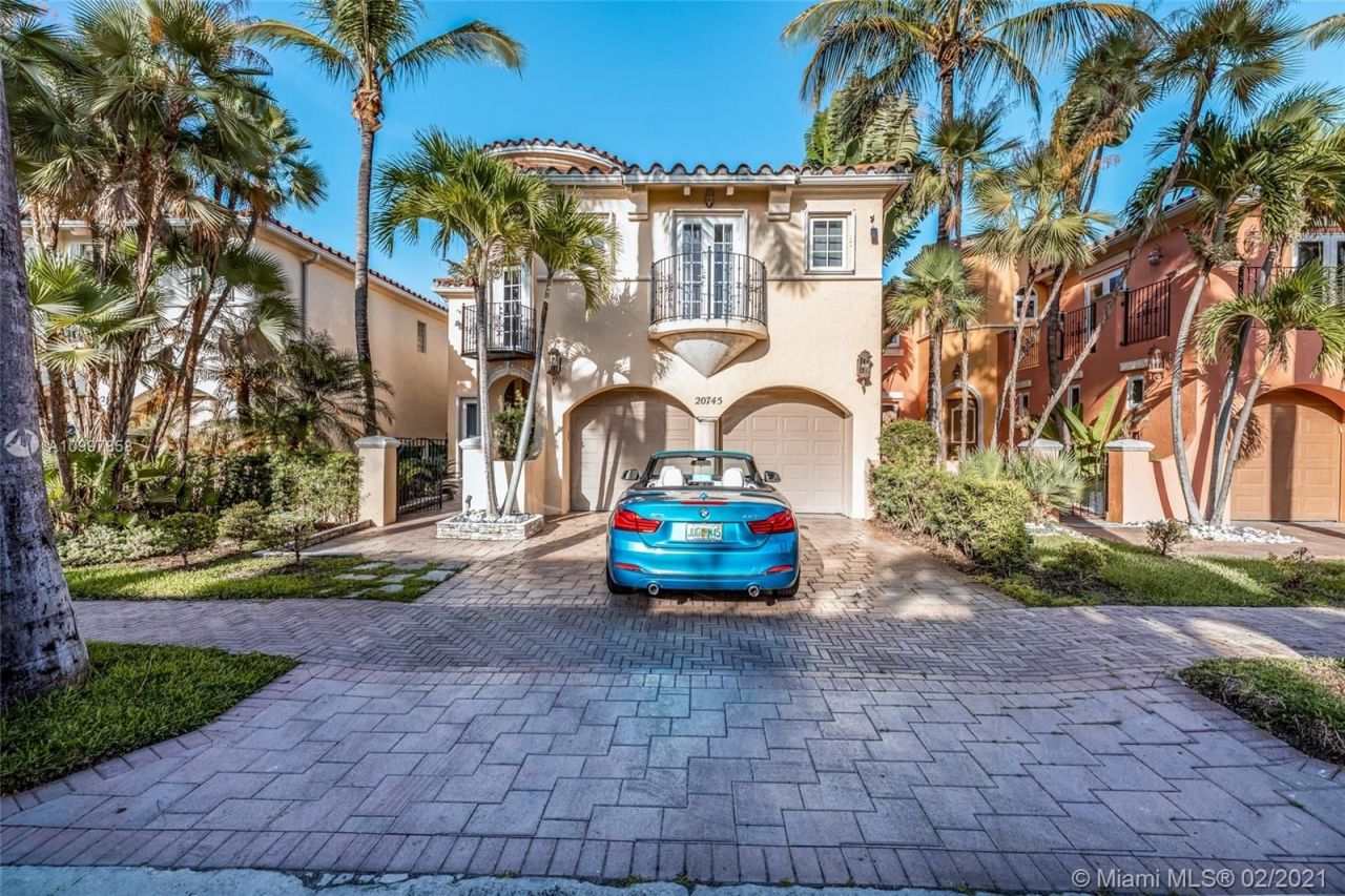 Villa à Miami, États-Unis, 300 m2 - image 1
