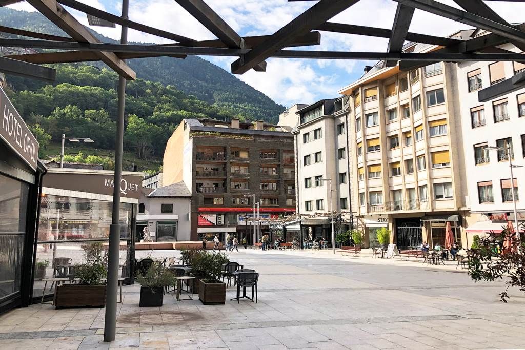 Commercial apartment building in Les Escaldes, Andorra, 2 097 sq.m - picture 1