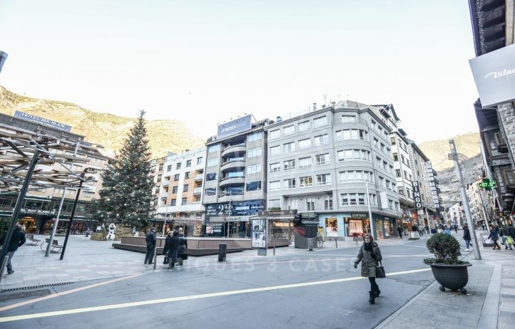 Commercial apartment building in Les Escaldes, Andorra, 1 560 sq.m - picture 1