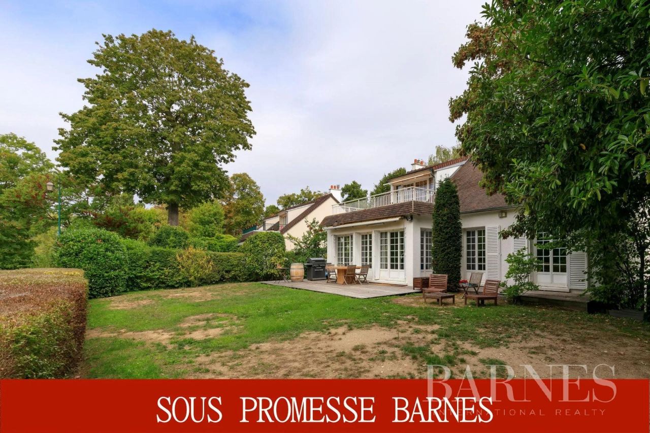 House in Ile-de-France, France, 163.4 sq.m - picture 1