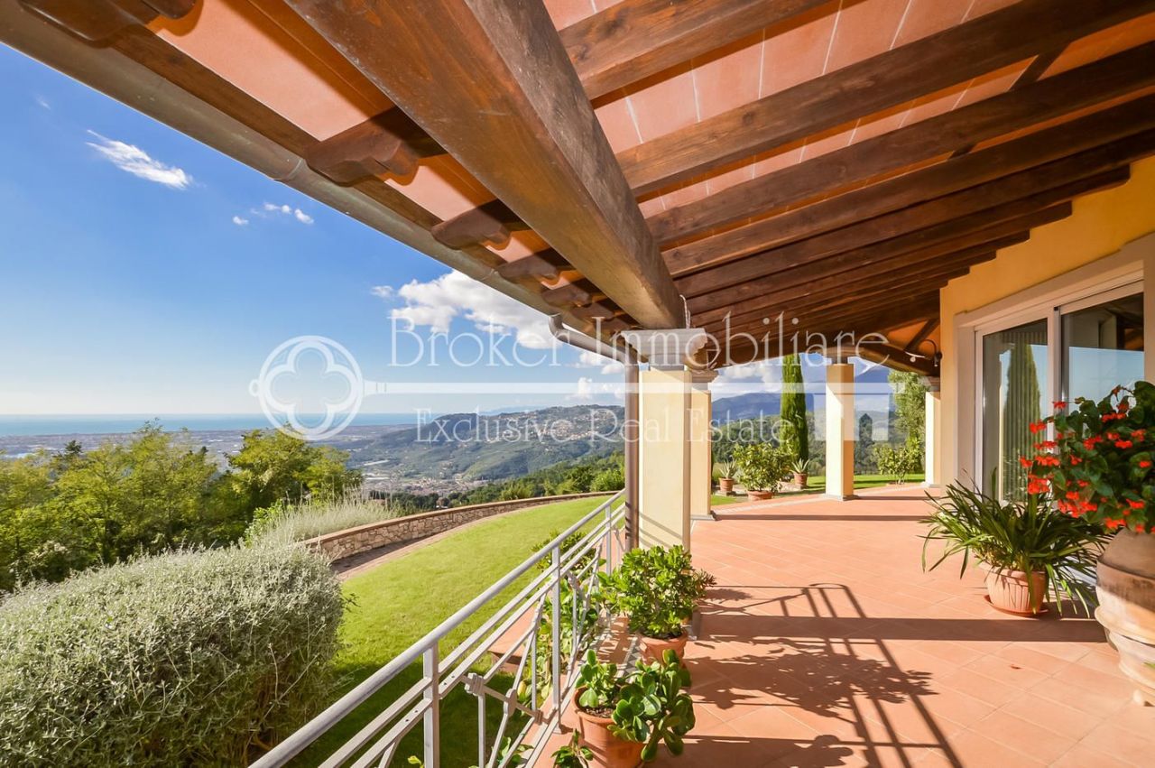 Villa in Massarosa, Italy, 400 sq.m - picture 1