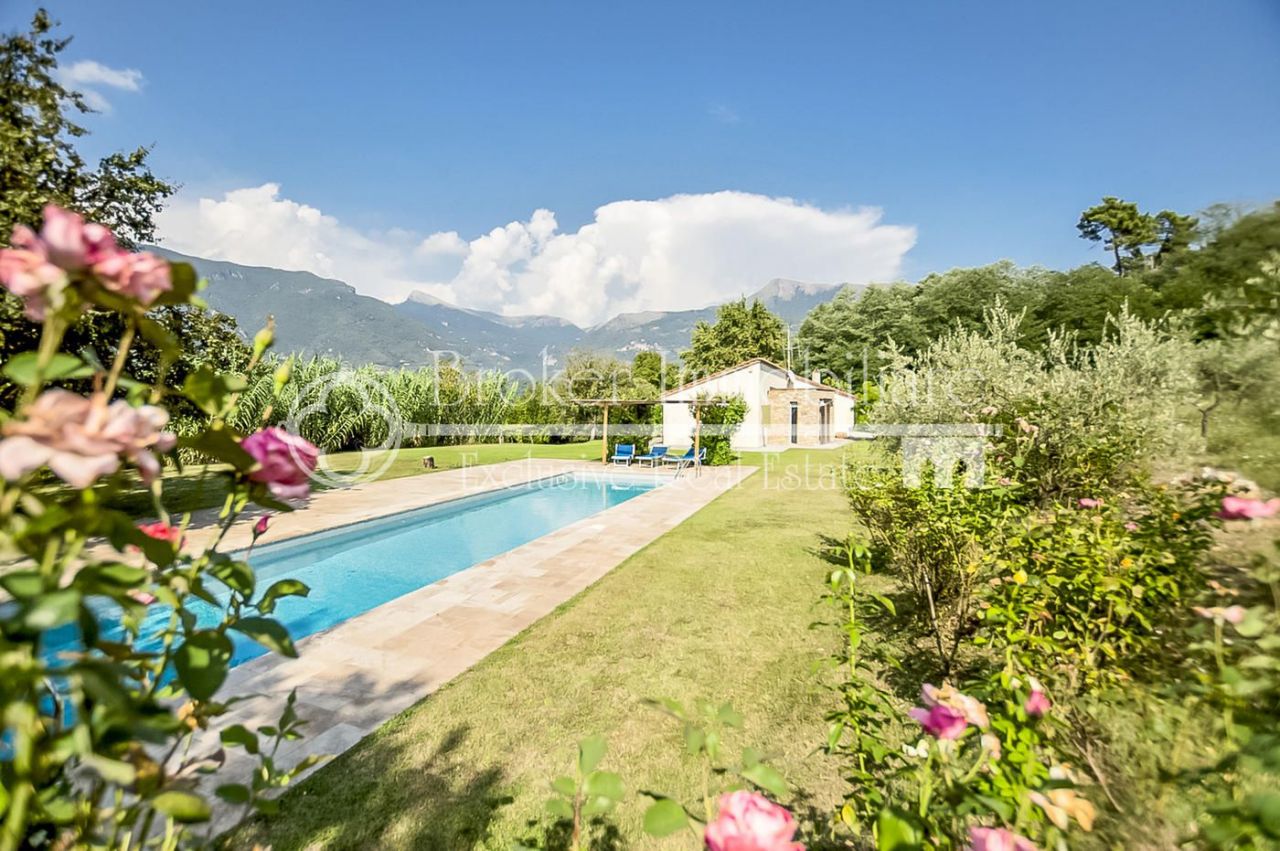 Villa in Camaiore, Italy, 400 sq.m - picture 1