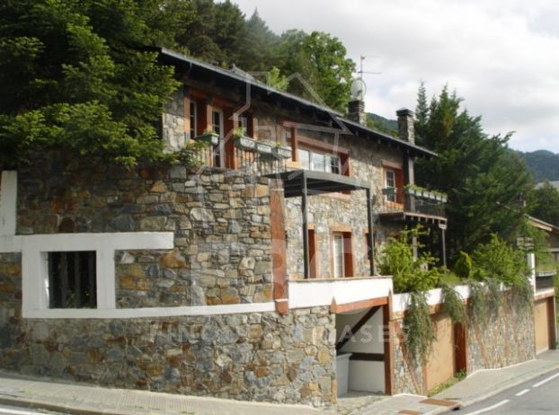 House in Les Escaldes, Andorra, 600 sq.m - picture 1