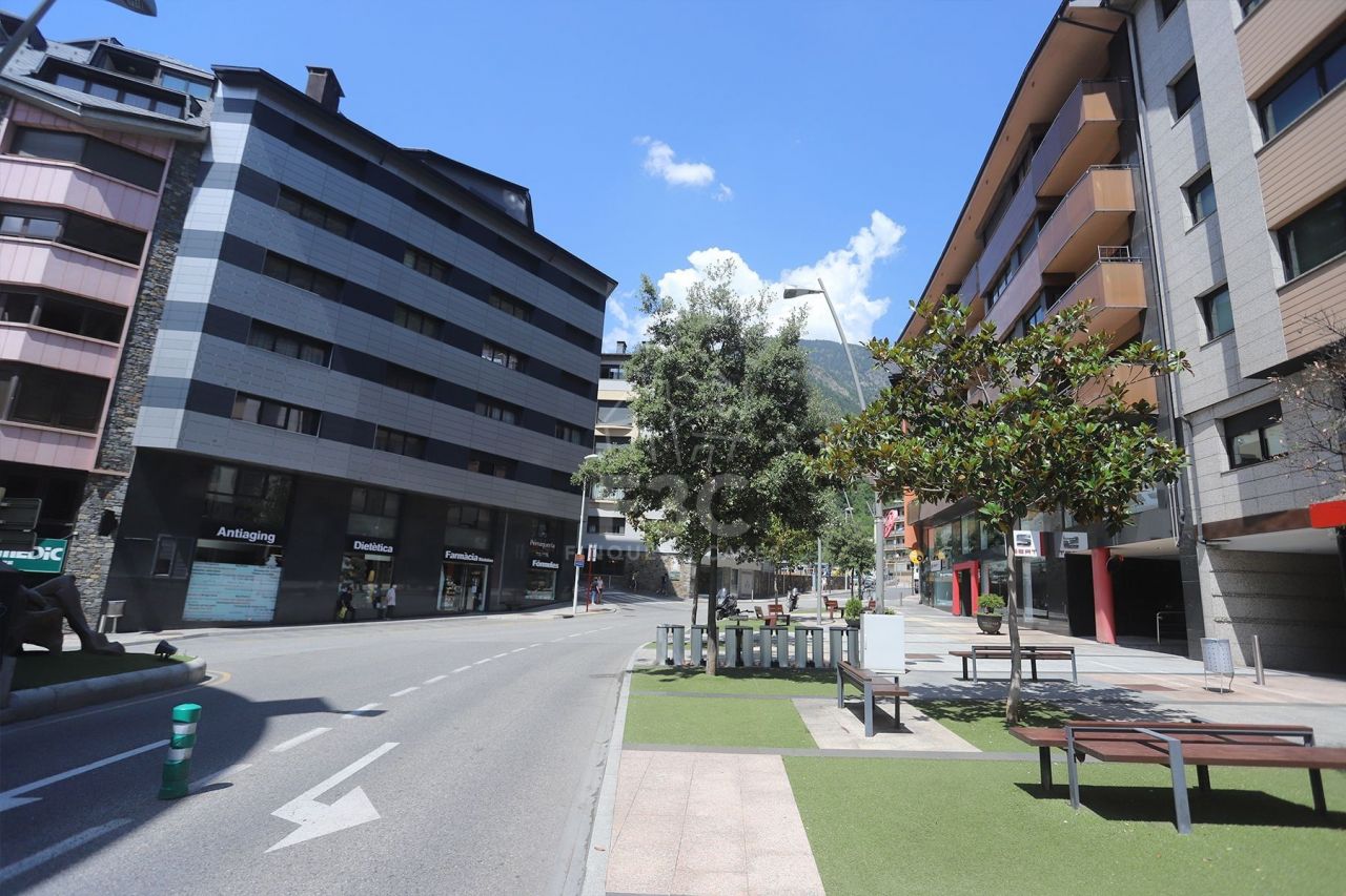 Commercial apartment building in Les Escaldes, Andorra, 1 792 sq.m - picture 1
